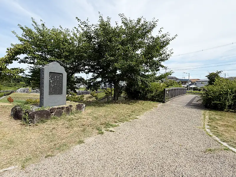 私市かささぎ橋と歌碑