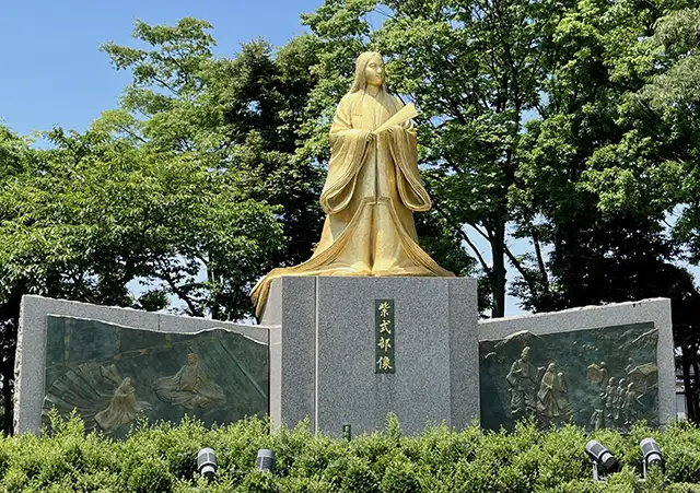 紫式部公園の紫式部像